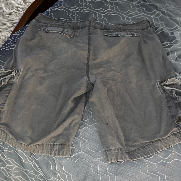 Roundtree and Yorke Cargo Shorts - Picture 2 of 4